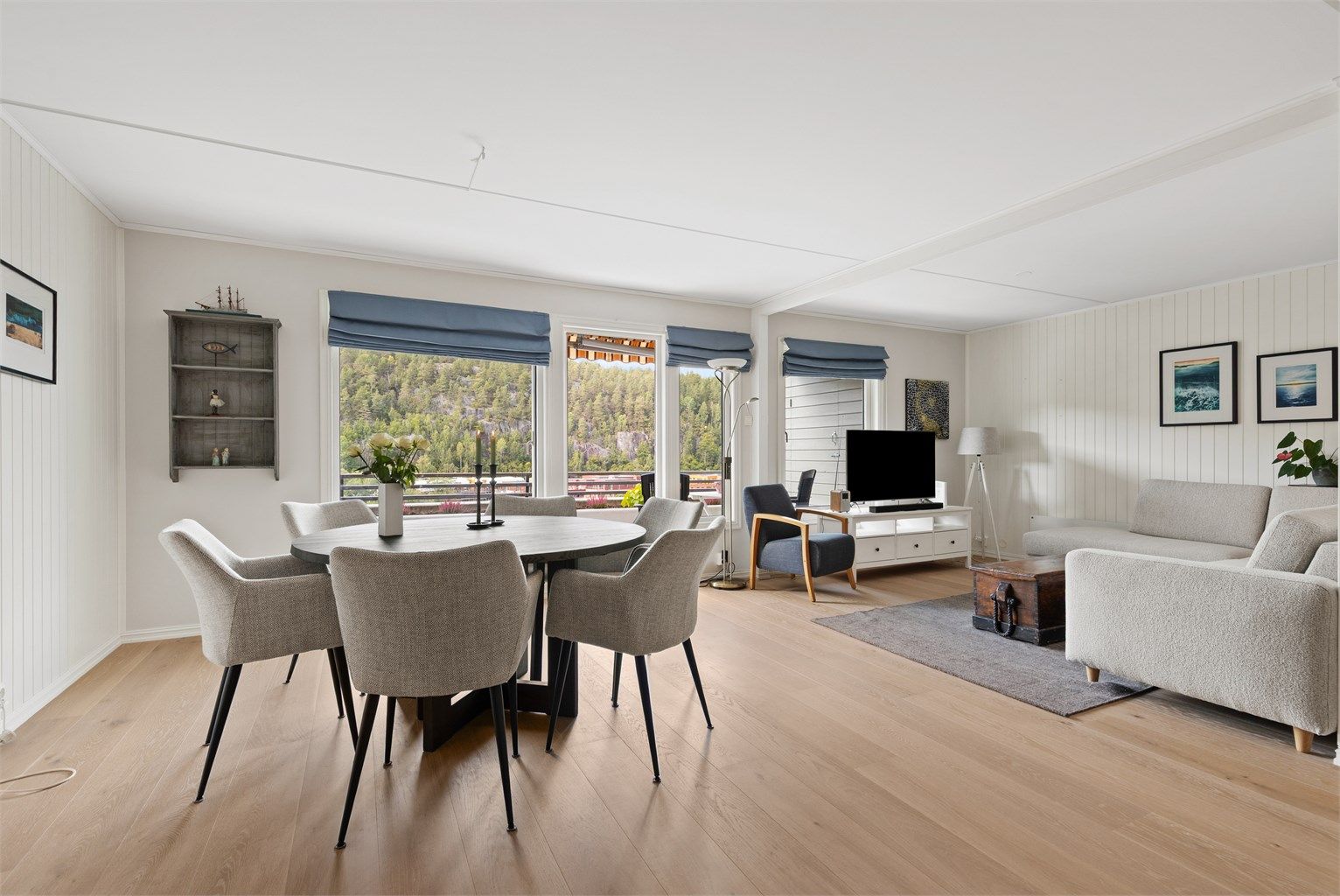 Stor lys stue, med plass til spisebord og sofagruppe