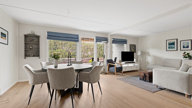Stor lys stue, med plass til spisebord og sofagruppe
