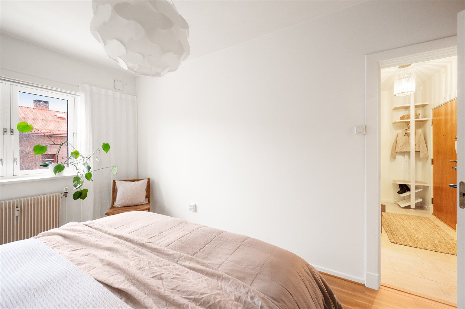 Rommet har god plass til dobbeltseng med tilhørende nattbord og øvrig møblement, samt svært god skapplass.