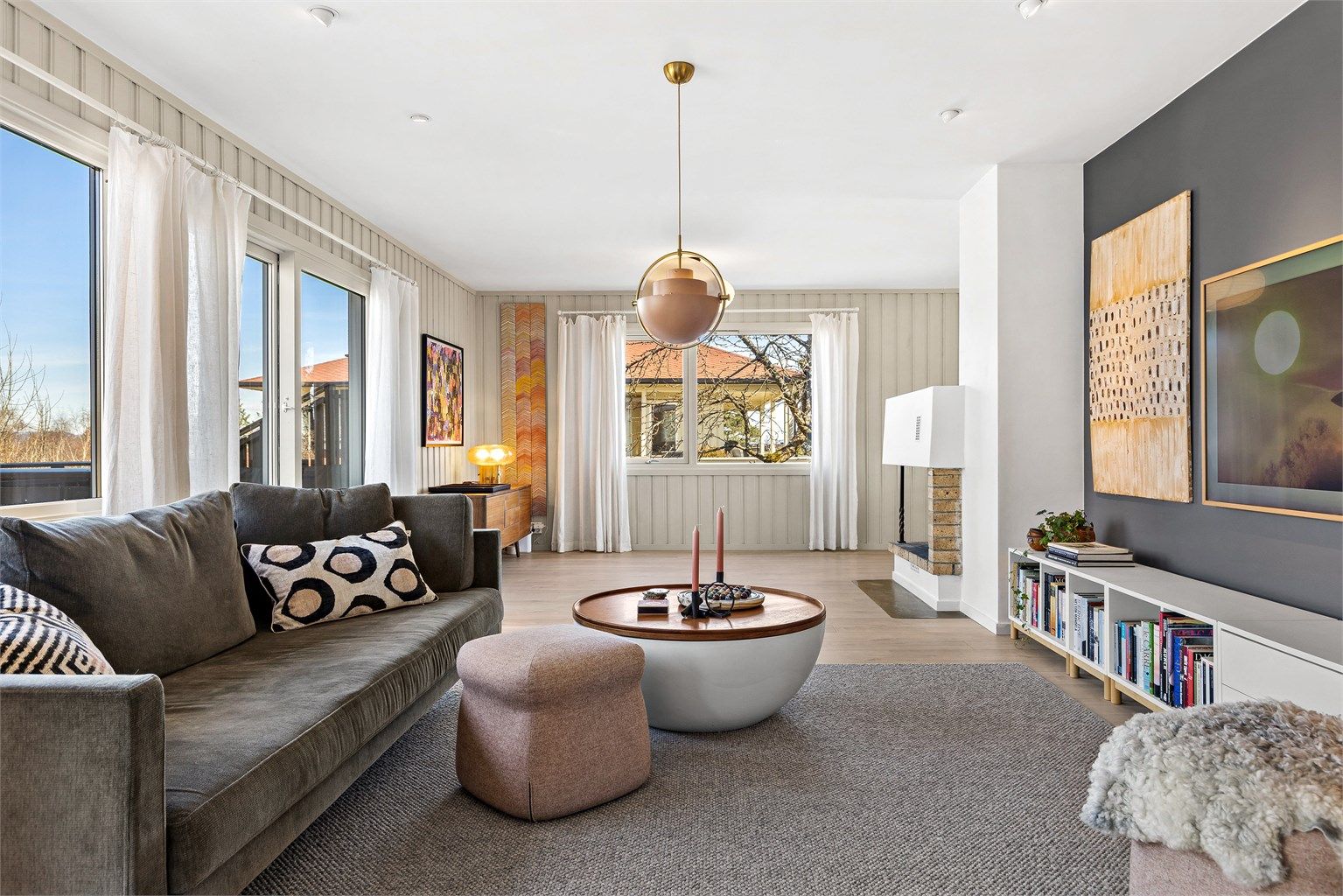 Stue med flere møbleringsmuligheter. Her er det plass til sittegruppe, TV-område og godt med skap/hyller langs veggene. Peisen i stuen gir ekstra varme og hygge.