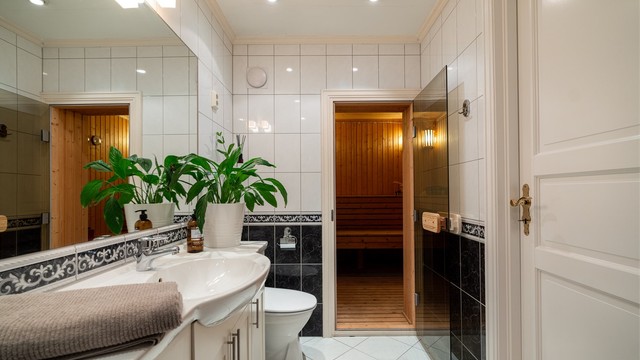 Dette romslige badet har direkte tilgang til badstue.