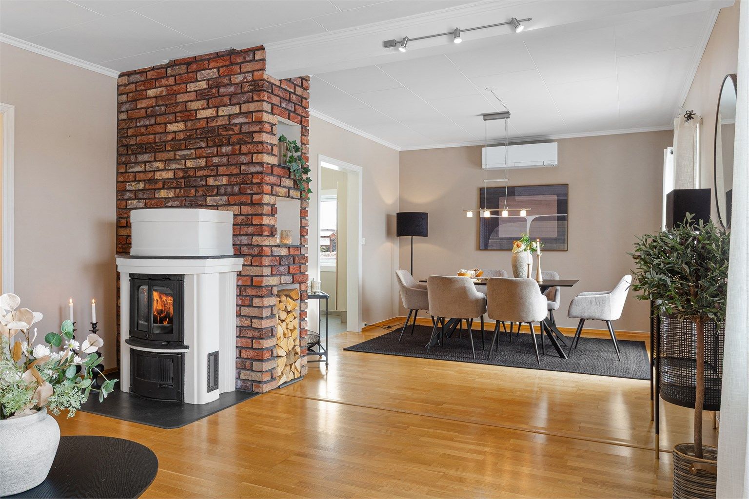 Peisovn med innsats i stuen