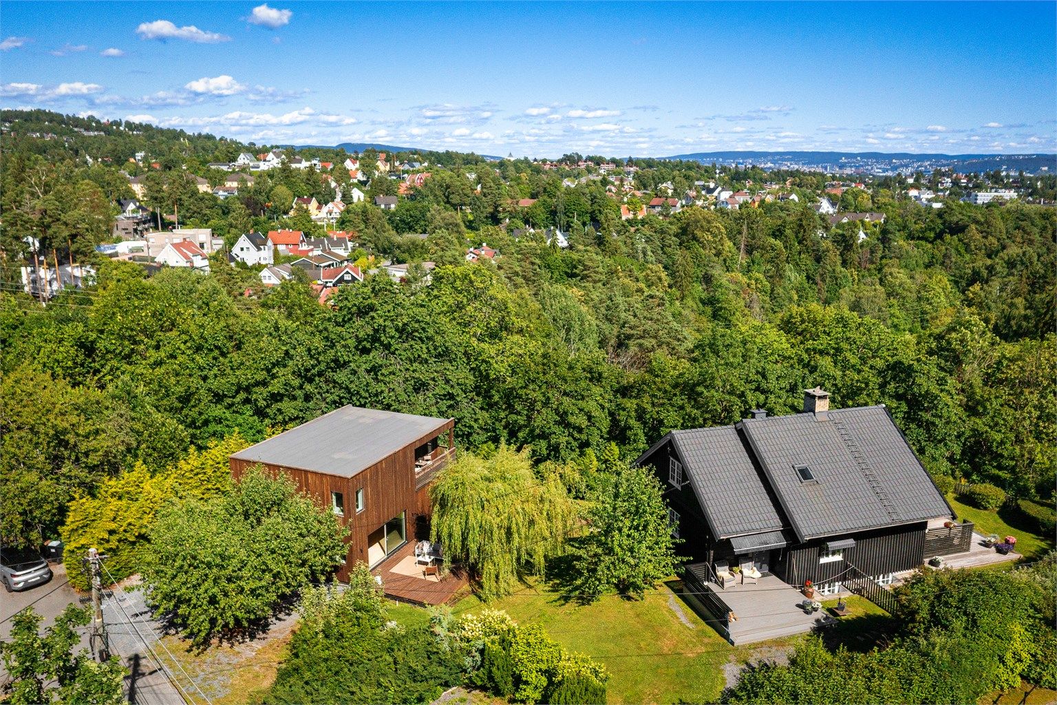 Eiendommen ligger i et veletablert og attraktivt boligområde på Jar.