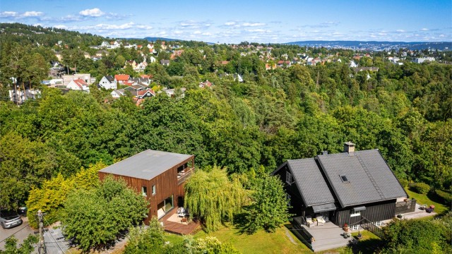 Eiendommen ligger i et veletablert og attraktivt boligområde på Jar.
