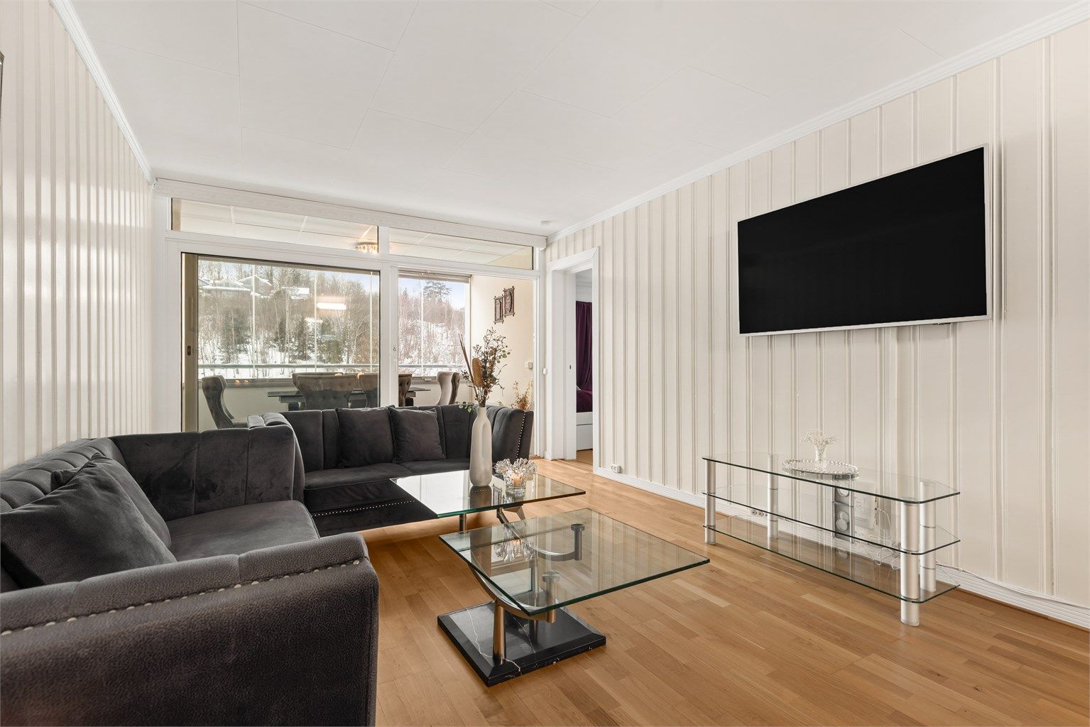 Velkommen til Fredbos Vei 70, presentert av Pojan Eskandari i Krogsveen. 