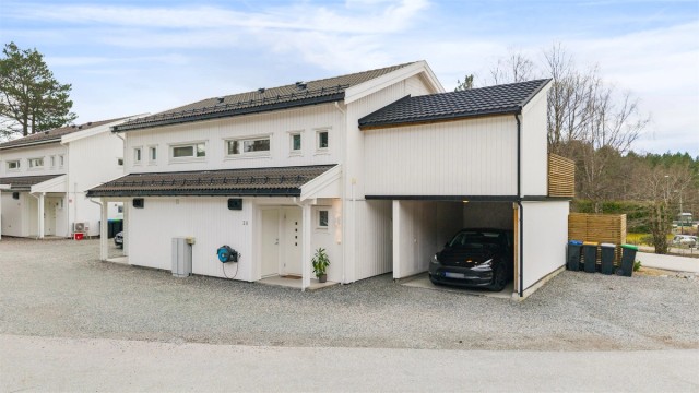Praktisk carport med elbillader og en ekstern bod på 5 m² gir en enkel hverdag. Herfra er det gangavstand til skoler, butikker og idrettsanlegg.