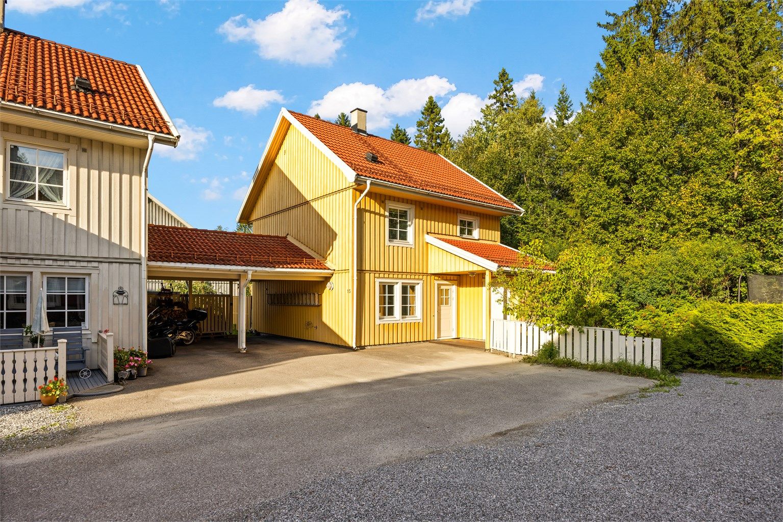 Boligen har carport og gode parkeringsmuligheter utenfor. 
Foto: Rene Borghagen