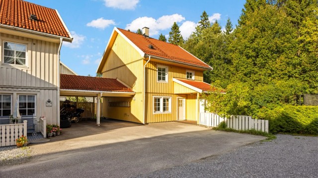 Boligen har carport og gode parkeringsmuligheter utenfor.
Foto: Rene Borghagen