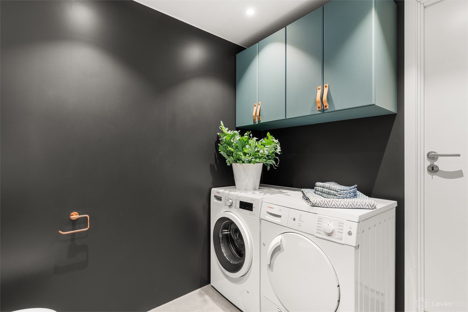 Opplegg for både vaskemaskin og tørketrommel ved siden av hverandre