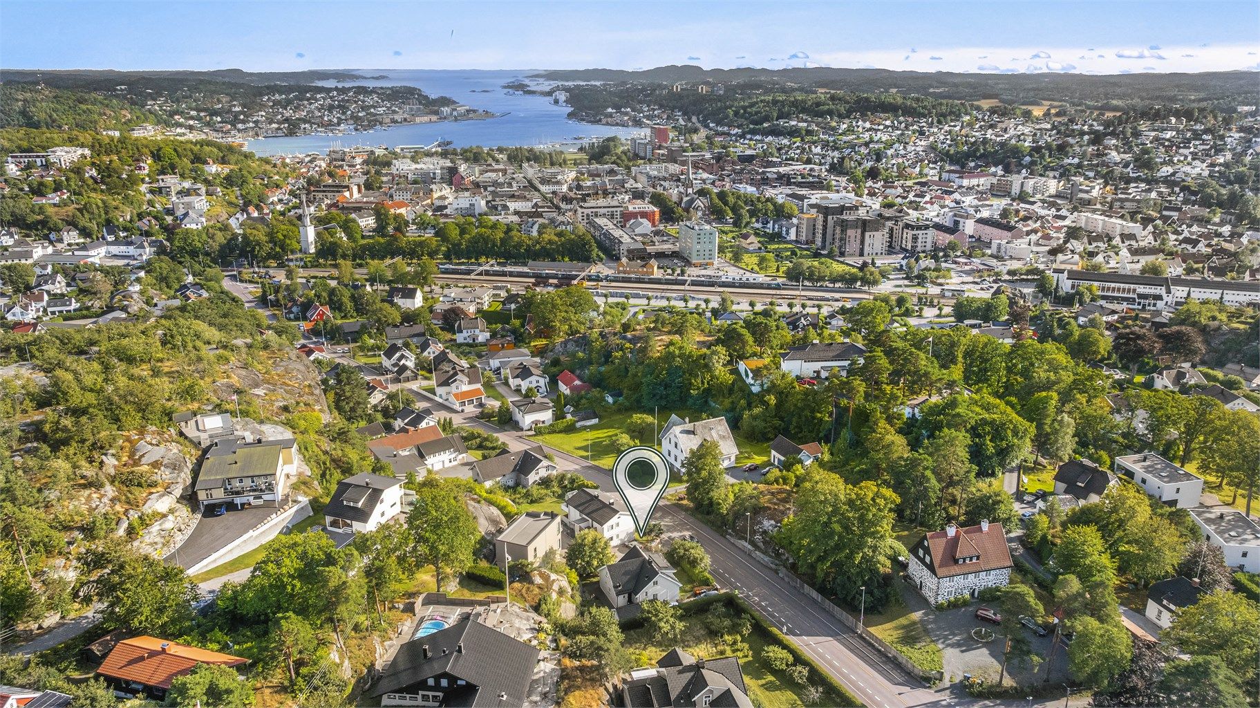 Her bor du med alt du trenger rett utenfor døren, fra hyggelige kafeer og butikker til kulturtilbud og transportforbindelser.