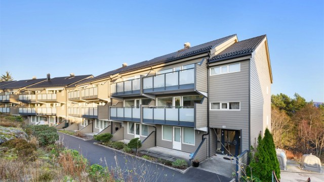 Velkommen til Våkleivåsen 224. Enkel adkomst med kun en trapp opp. Leiligheten ligger ved enden av bygget. Det er 3 leiligheter som deler samme inngangsparti. En leilighet i hver etasje.