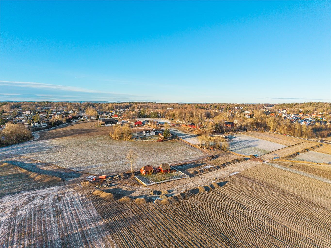 Boligen inneholder blant annet vindfang/hall, stue, kjøkken, spisestue, bad, loftstue og 2 soverom.