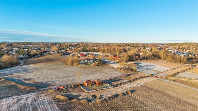Boligen inneholder blant annet vindfang/hall, stue, kjøkken, spisestue, bad, loftstue og 2 soverom.