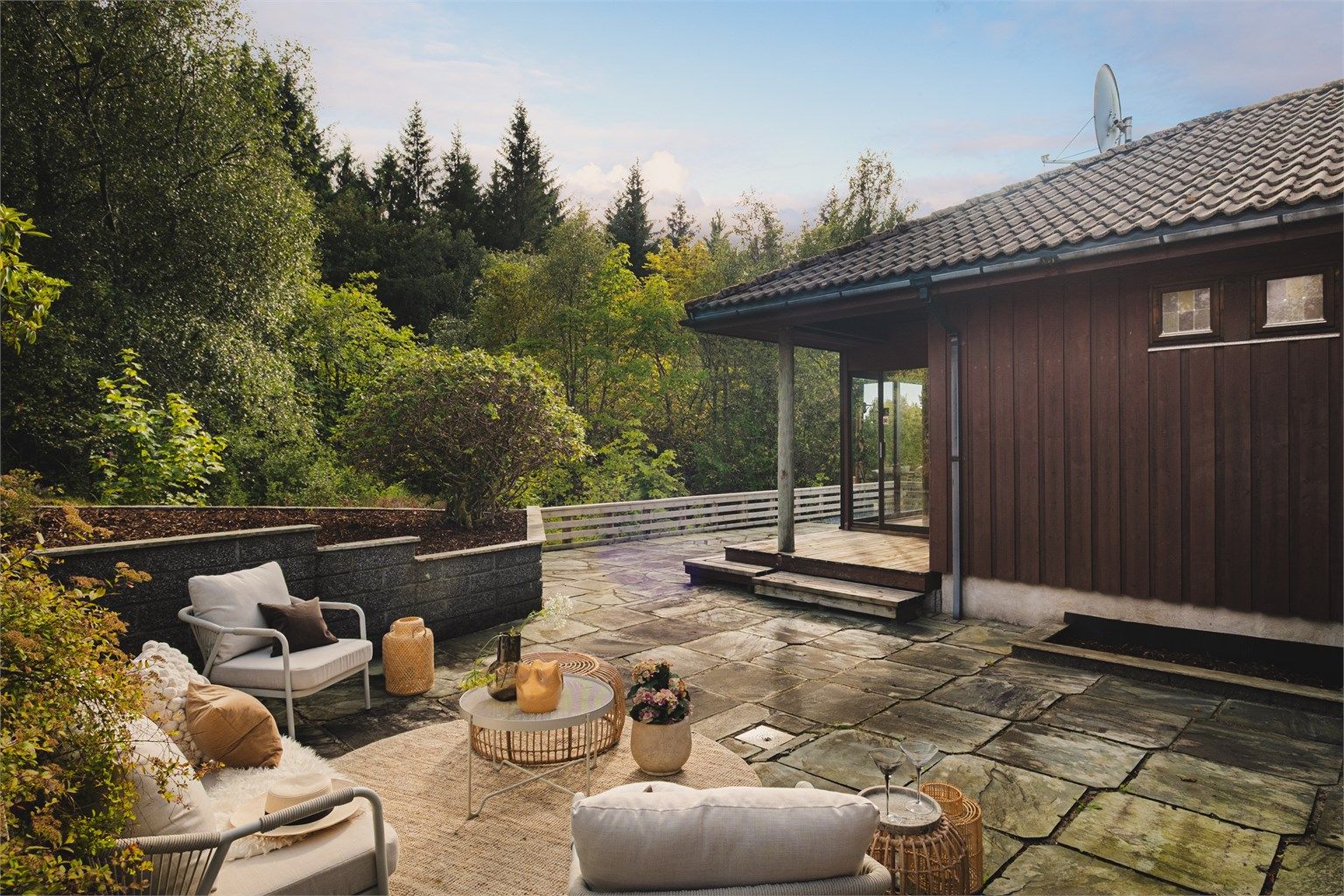 Fine store usjenerte uteområder med terrassen på hele 73 m² som er belagt med steinheller og er omkranset av frodige grøntarealer.
Foto: Herr Fotograf