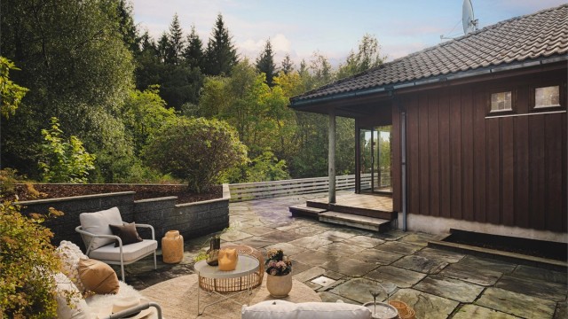 Fine store usjenerte uteområder med terrassen på hele 73 m² som er belagt med steinheller og er omkranset av frodige grøntarealer.
Foto: Herr Fotograf