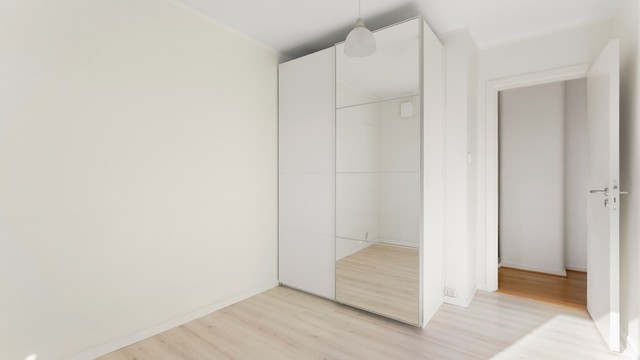 En stor garderobeløsning med speilfronter gir rikelig med oppbevaringsplass.