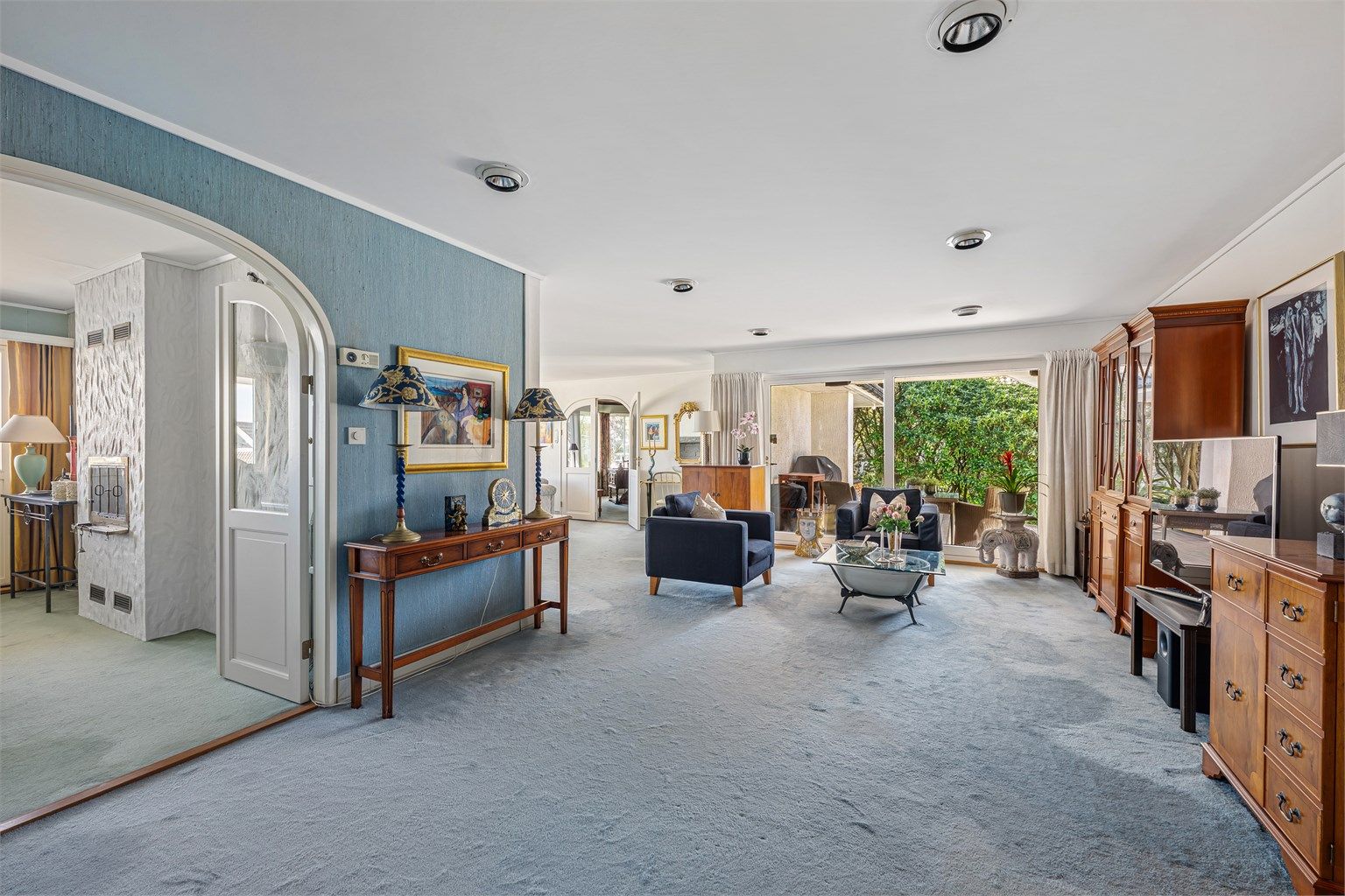 Boligen går over tre plan og har hovedsaklig tepper på gulv, tapet på vegg og malt himling. Det må påregnes renovering og oppgraderinger av flere rom og elementer med boligen. 
