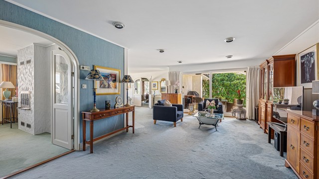 Boligen går over tre plan og har hovedsaklig tepper på gulv, tapet på vegg og malt himling. Det må påregnes renovering og oppgraderinger av flere rom og elementer med boligen.