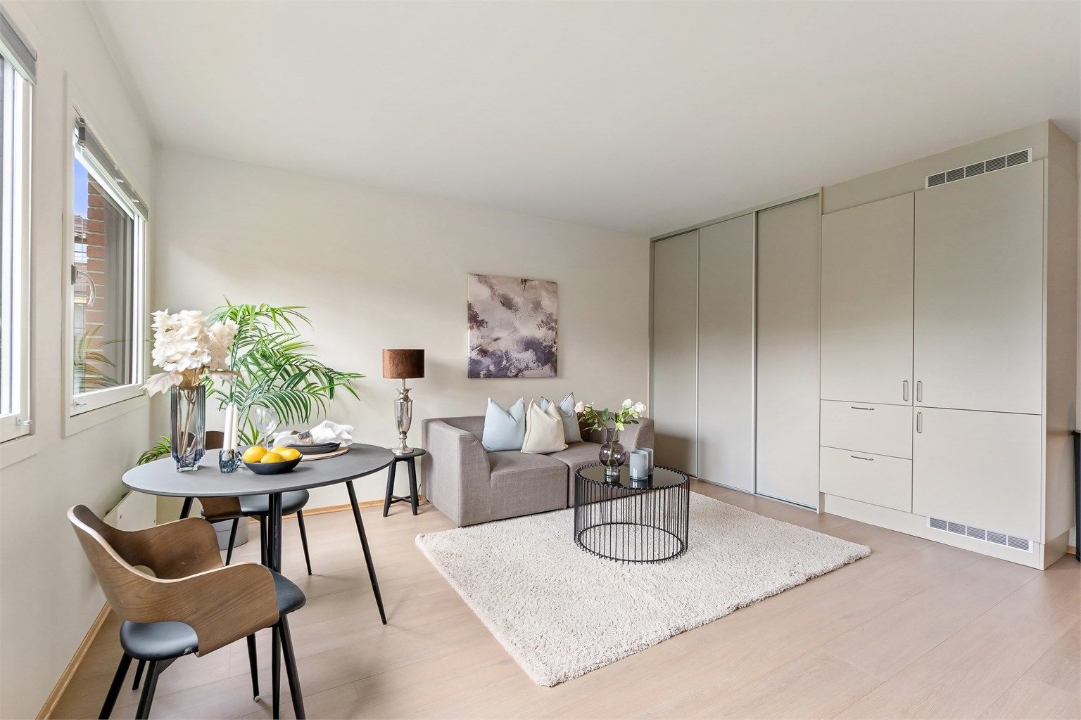 Stuen har plass til både sofagruppe og en hyggelig spiseplass.