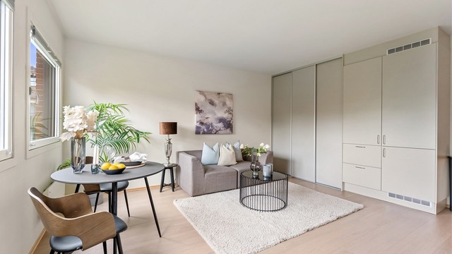 Stuen har plass til både sofagruppe og en hyggelig spiseplass.
