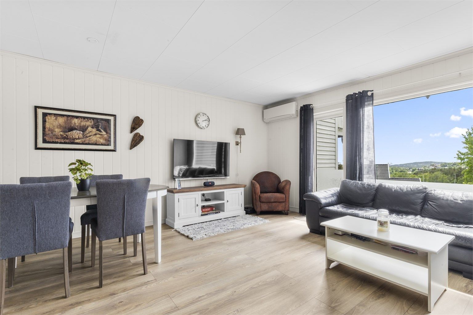 Lys og pen stue med varmepumpe.