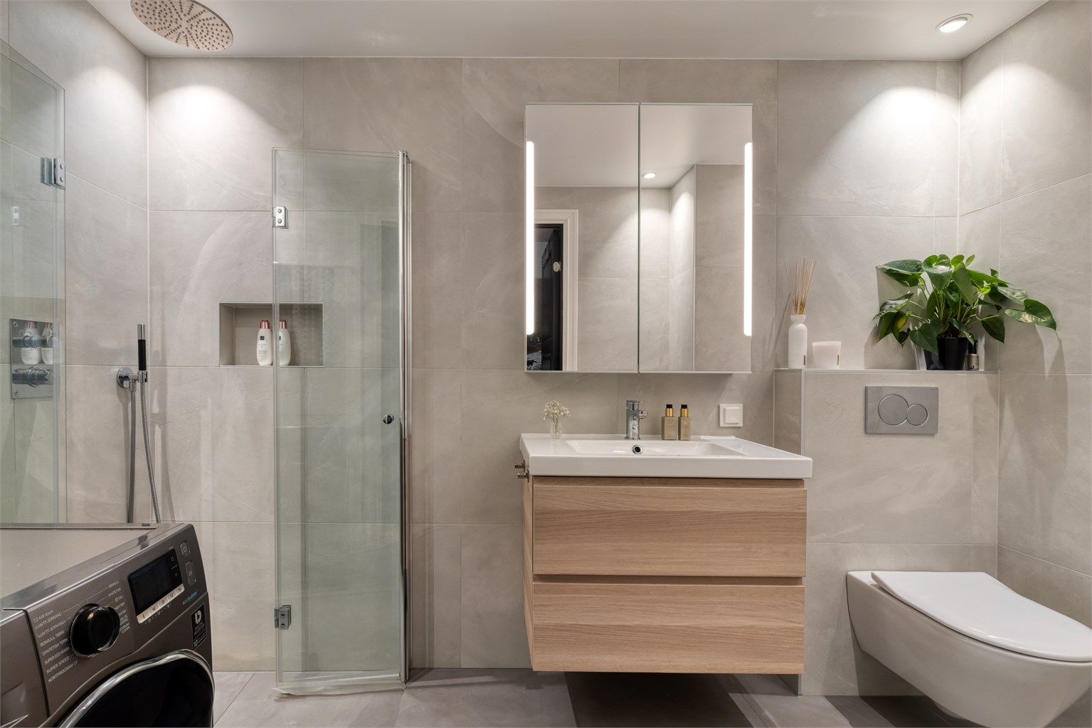 Pent flislagt bad fra 2018 med varmekabler i gulvet.