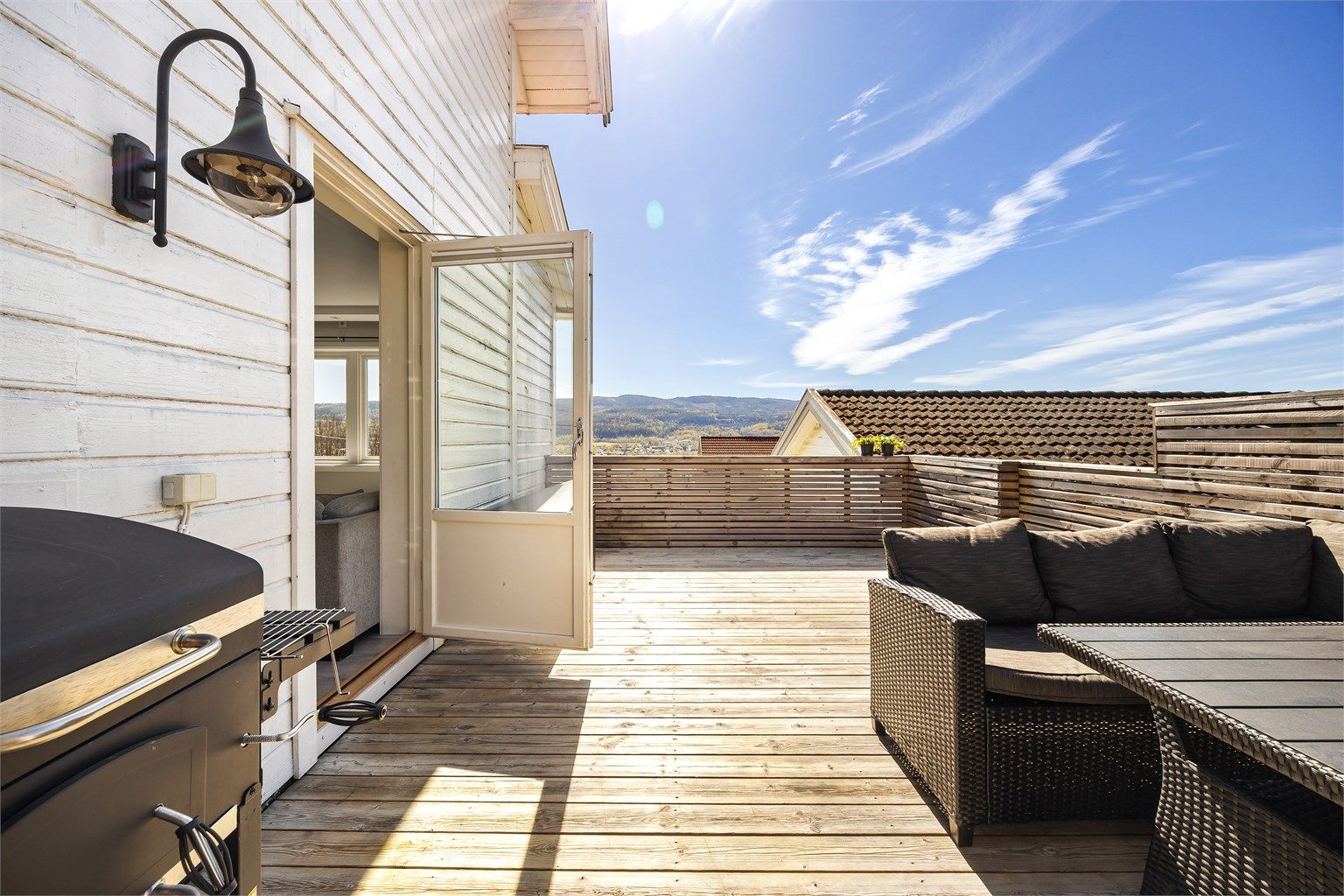 Den store verandaen (ikke byggemeldt) er en herlig forlengelse av stuen, med god plass til utemøbler.
