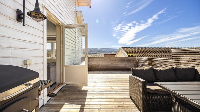 Den store verandaen (ikke byggemeldt) er en herlig forlengelse av stuen, med god plass til utemøbler.