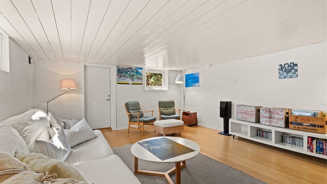 Egen utgang direkte til hagen (rommet er ikke byggemeldt for varig opphold)