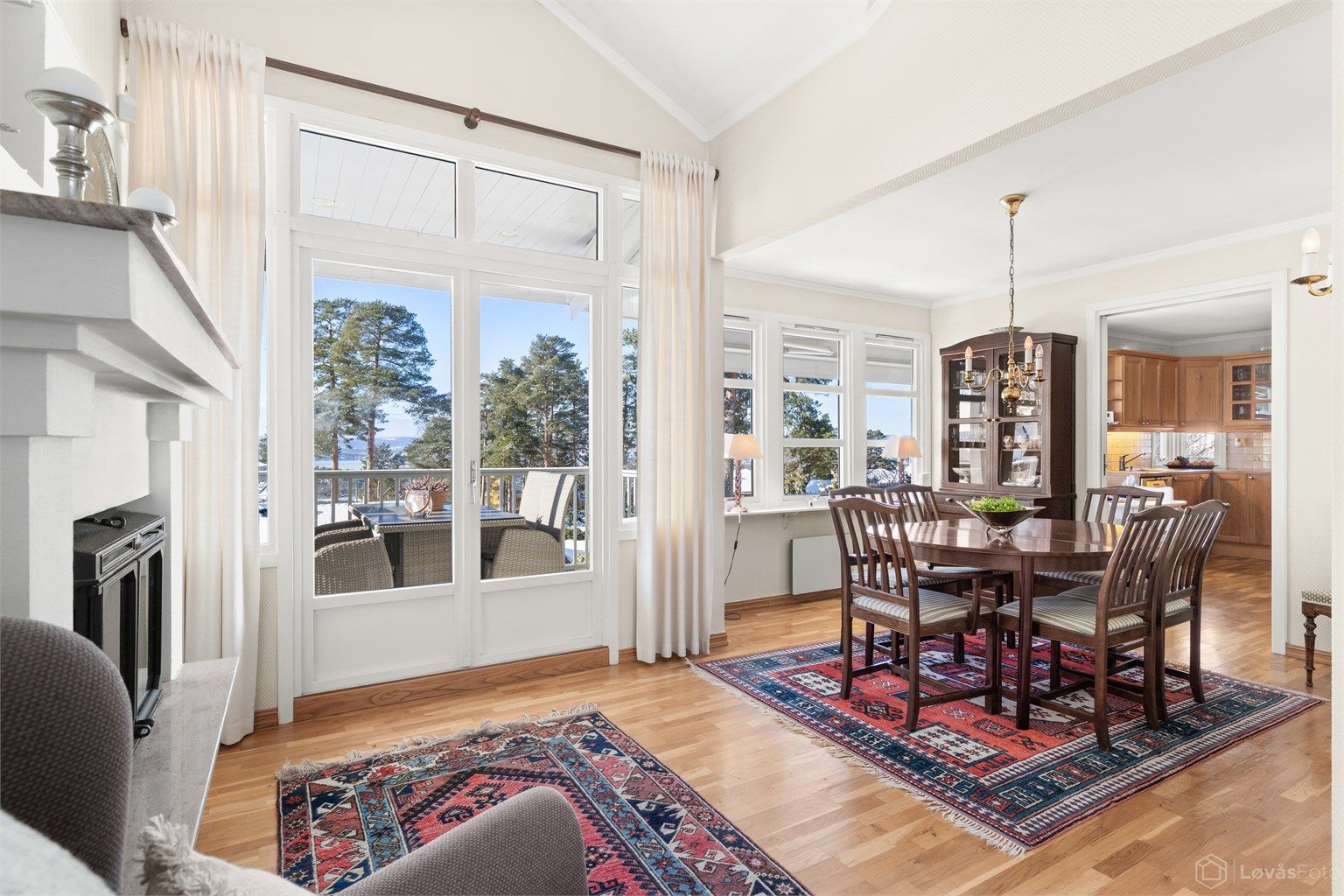 En lys og flott spisestue med parkett på gulvet og stedvis ekstra stor takhøyde, samt store vindusflater mot vest med flott utsikt