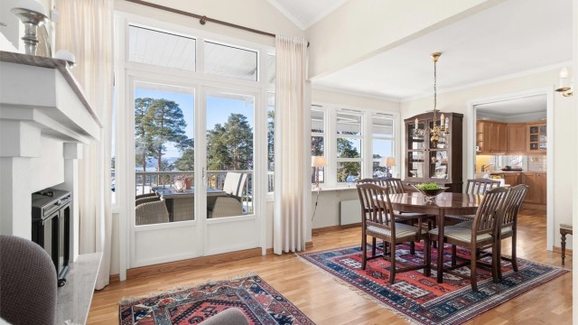 En lys og flott spisestue med parkett på gulvet og stedvis ekstra stor takhøyde, samt store vindusflater mot vest med flott utsikt