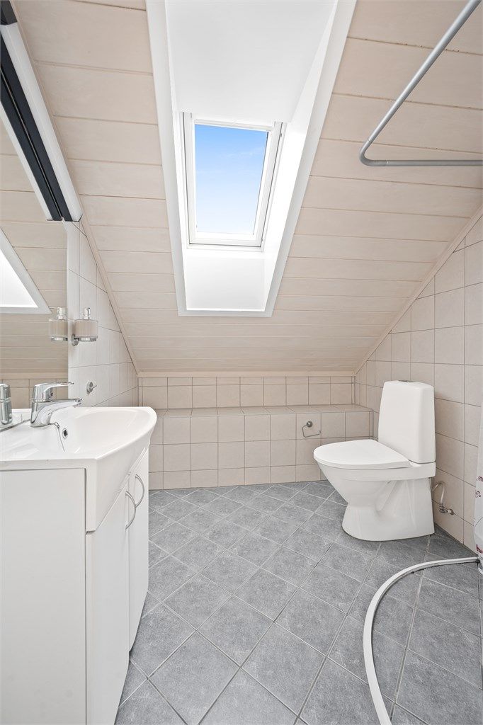 Badet på loftet har flislagt gulv med gulvvarme 