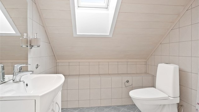 Badet på loftet har flislagt gulv med gulvvarme