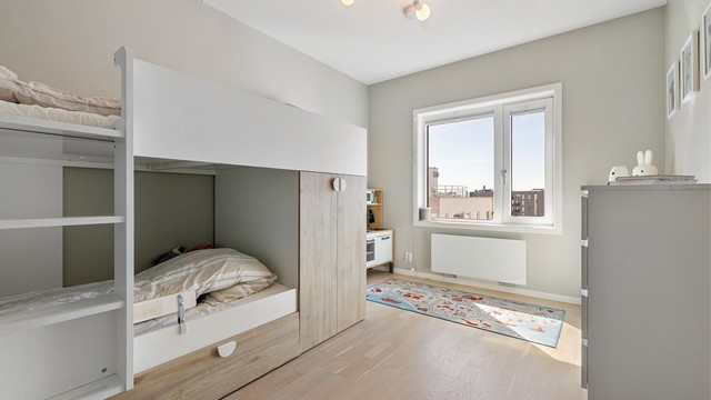 Det ene av hoveddelens to soverom, ideelt som barnerom, gjesterom eller kontor.