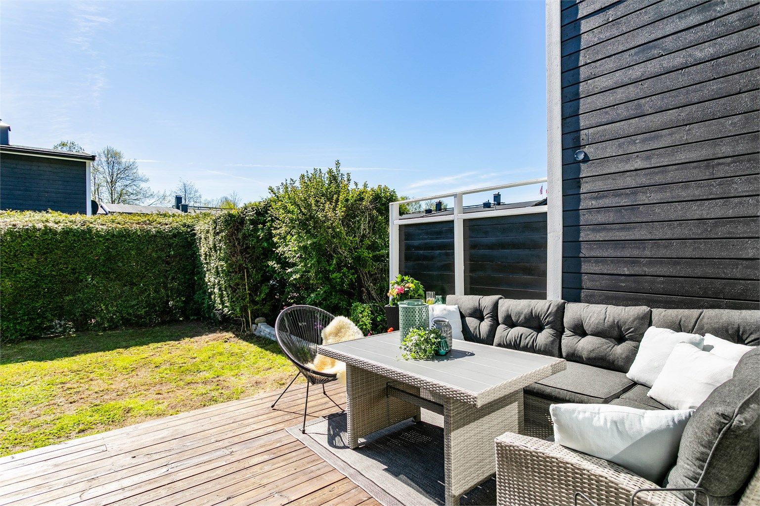 Med rekkehuset i Blåbærstien 5 følger fine utearealer på begge sider som sikrer tilgang til solen det meste av dagen.