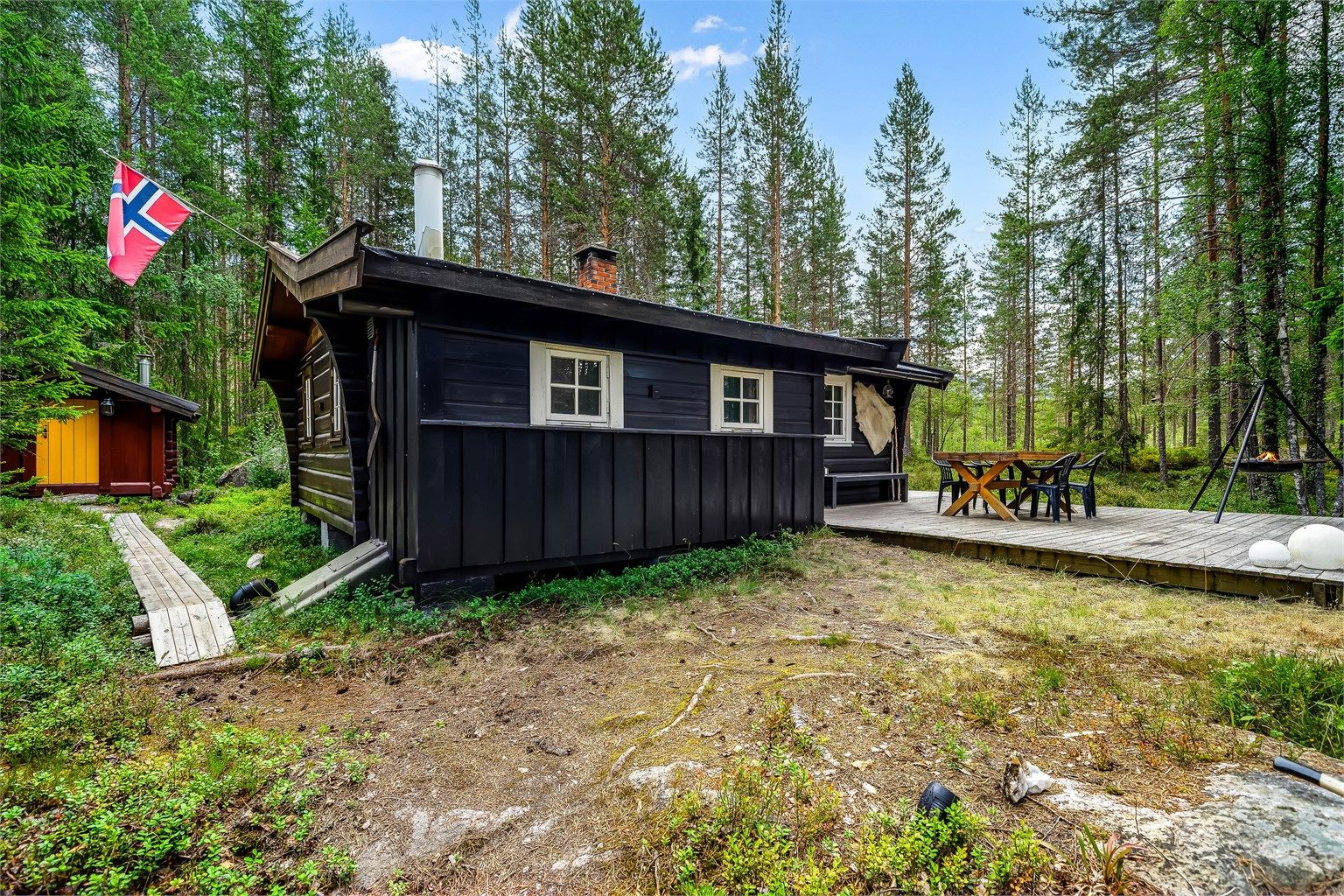 På baksiden av hytta går det plankesti til egen sauna.