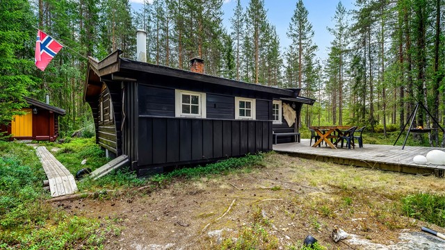 På baksiden av hytta går det plankesti til egen sauna.