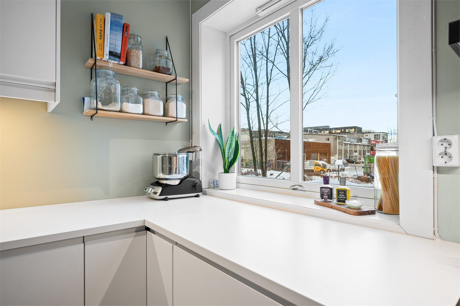 Vinduet over kjøkkenbenken sørger for godt med lys inn i rommet.