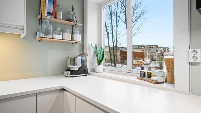 Vinduet over kjøkkenbenken sørger for godt med lys inn i rommet.