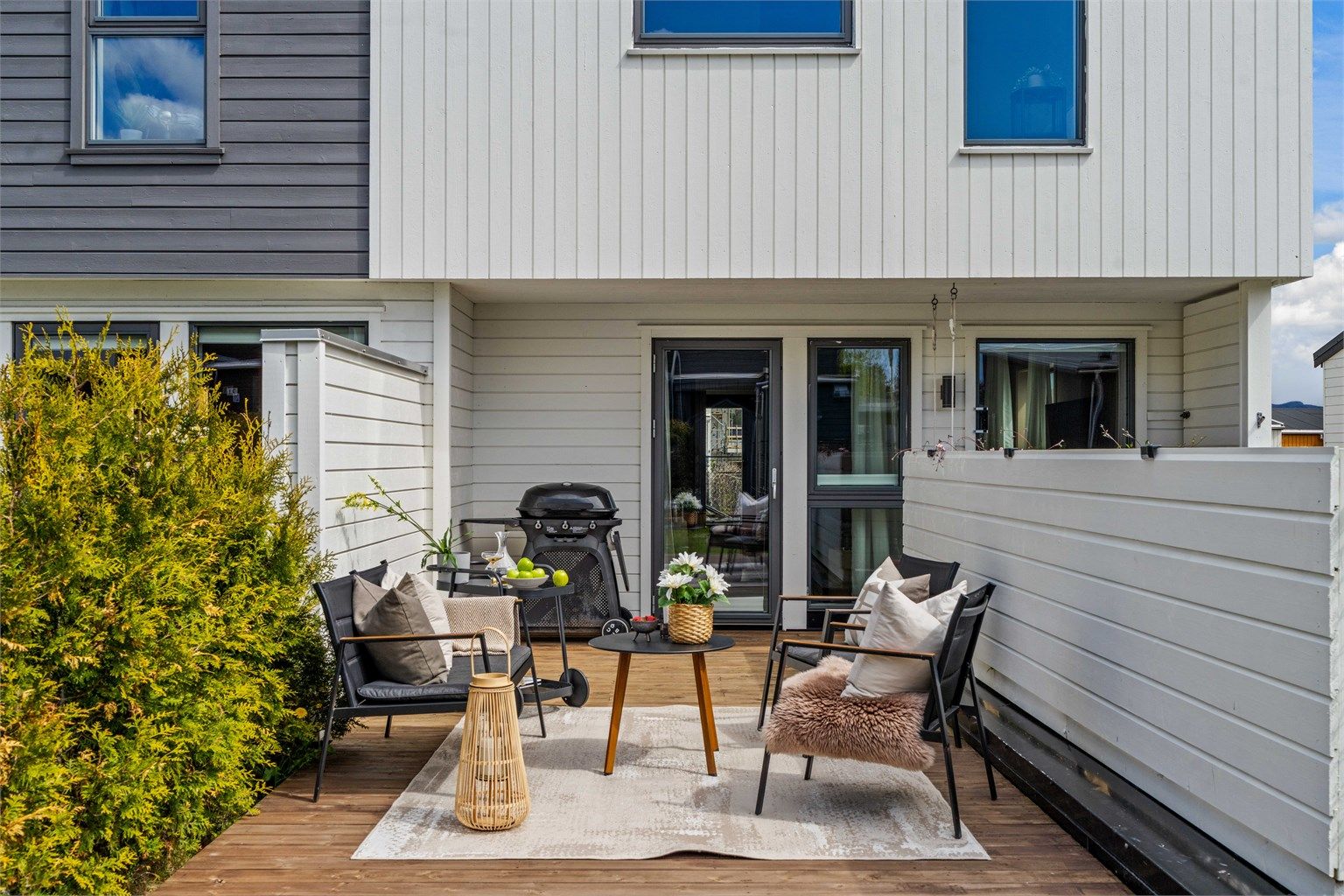 Tomten er pent opparbeidet med hage og terrasse på baksiden, og nyter meget gode solforhold fra ca. kl. 11:00 til solnedgang på sommerstid.