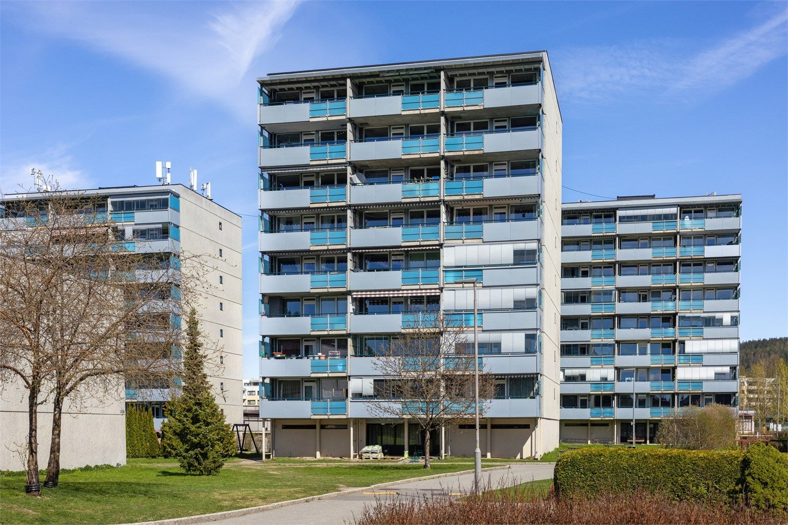 Eiendommen er en del av Forsheimer Borettslag med heis i bygget og en tilhørende bod ved inngangen.