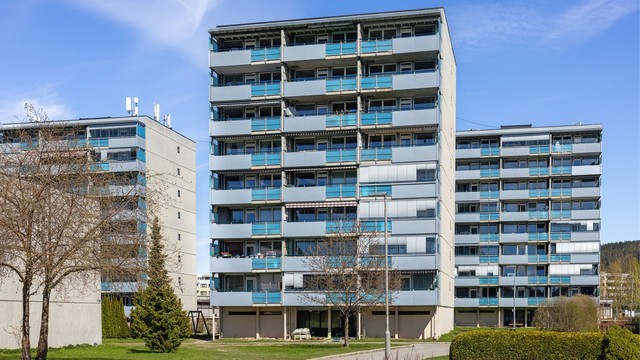 Eiendommen er en del av Forsheimer Borettslag med heis i bygget og en tilhørende bod ved inngangen.