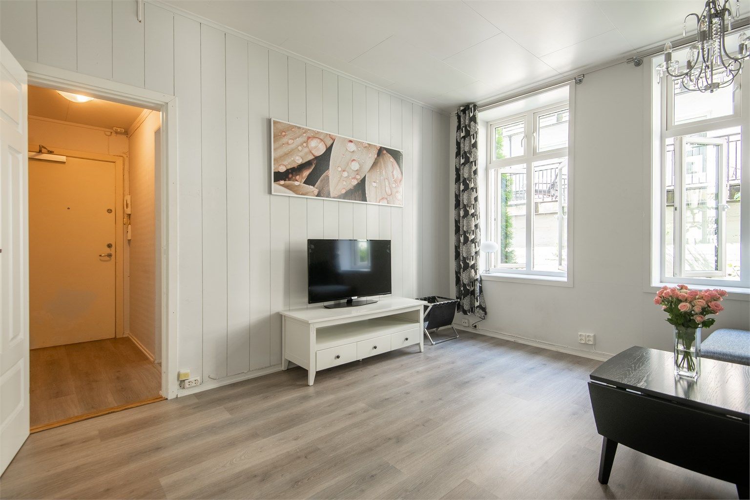 I stuen er det plass til sofa, sofabord, tv-benk og liten spisegruppe.