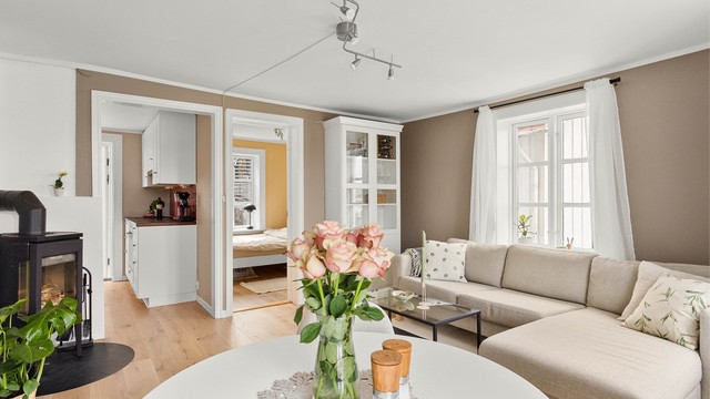 Stuen er romslig og gir god plass til en større sofagruppe.