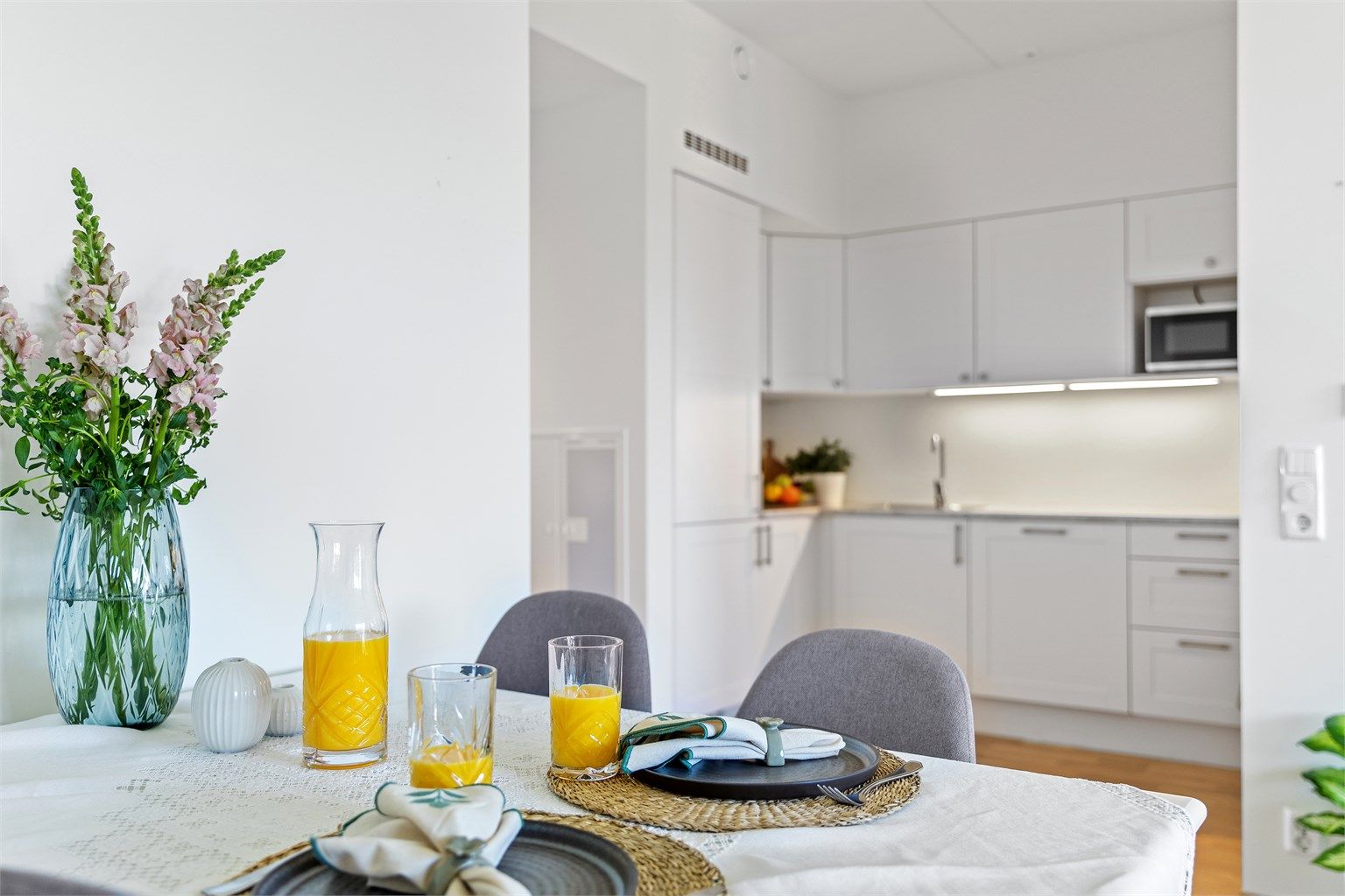 Den sosiale sonen binder sammen matlaging og spiseplass på en naturlig måte.