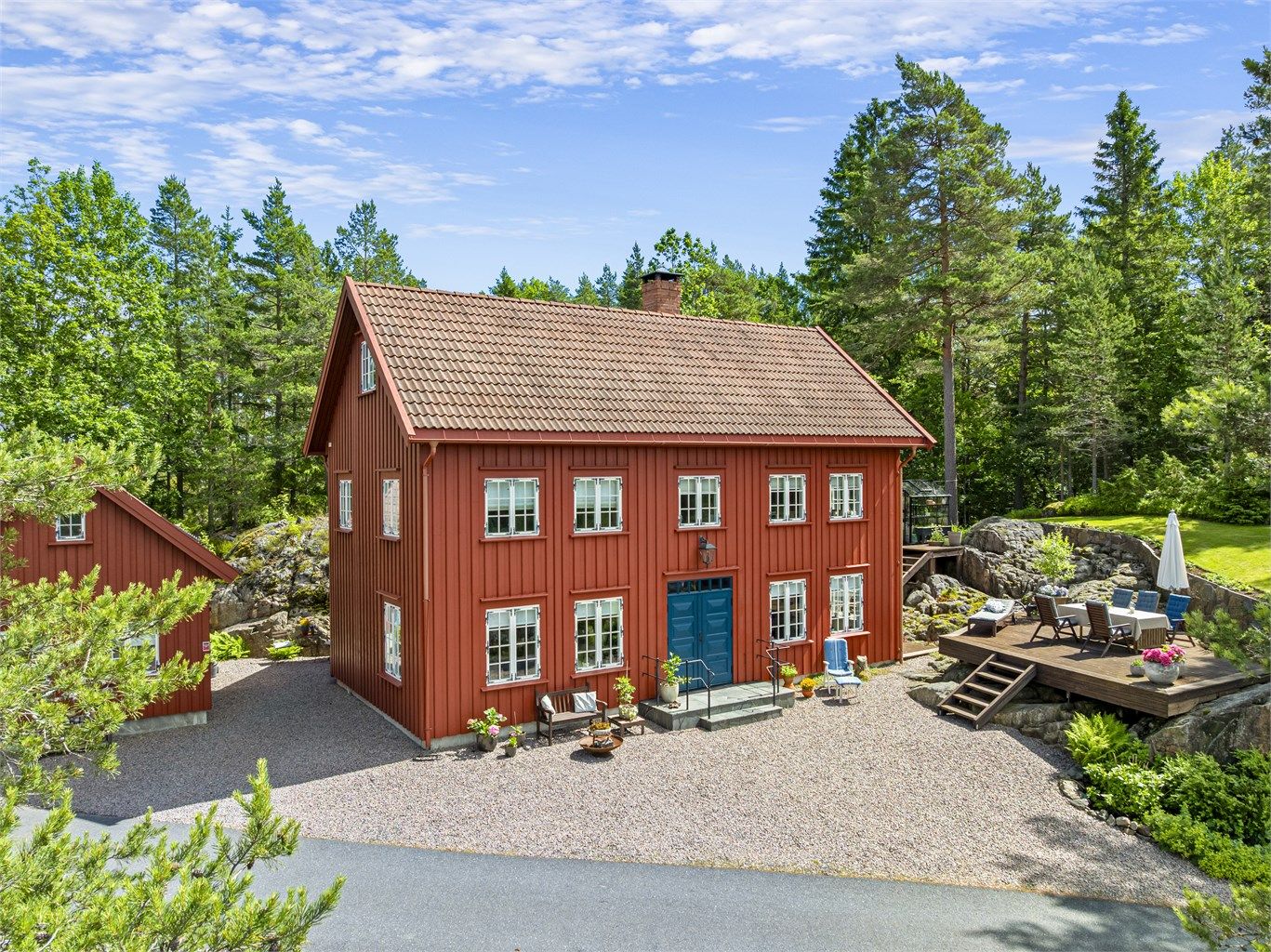 Eneboligen ligger høyt og fritt med gode solforhold og ingen innsyn.