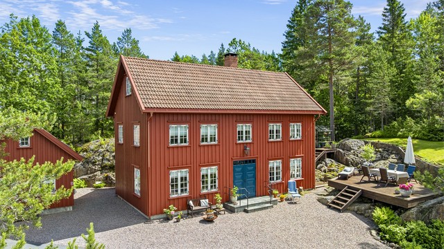Eneboligen ligger høyt og fritt med gode solforhold og ingen innsyn.