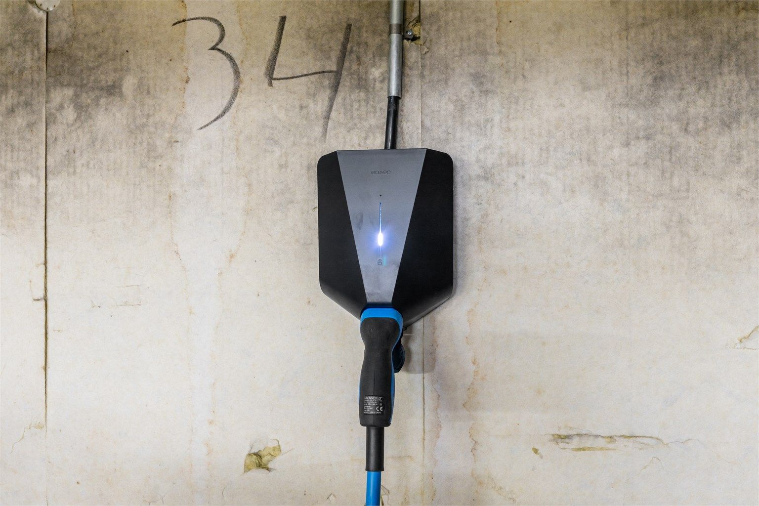 Parkeringsplassen er utstyrt med el-billader (bruksrett).