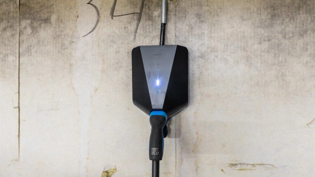 Parkeringsplassen er utstyrt med el-billader (bruksrett).