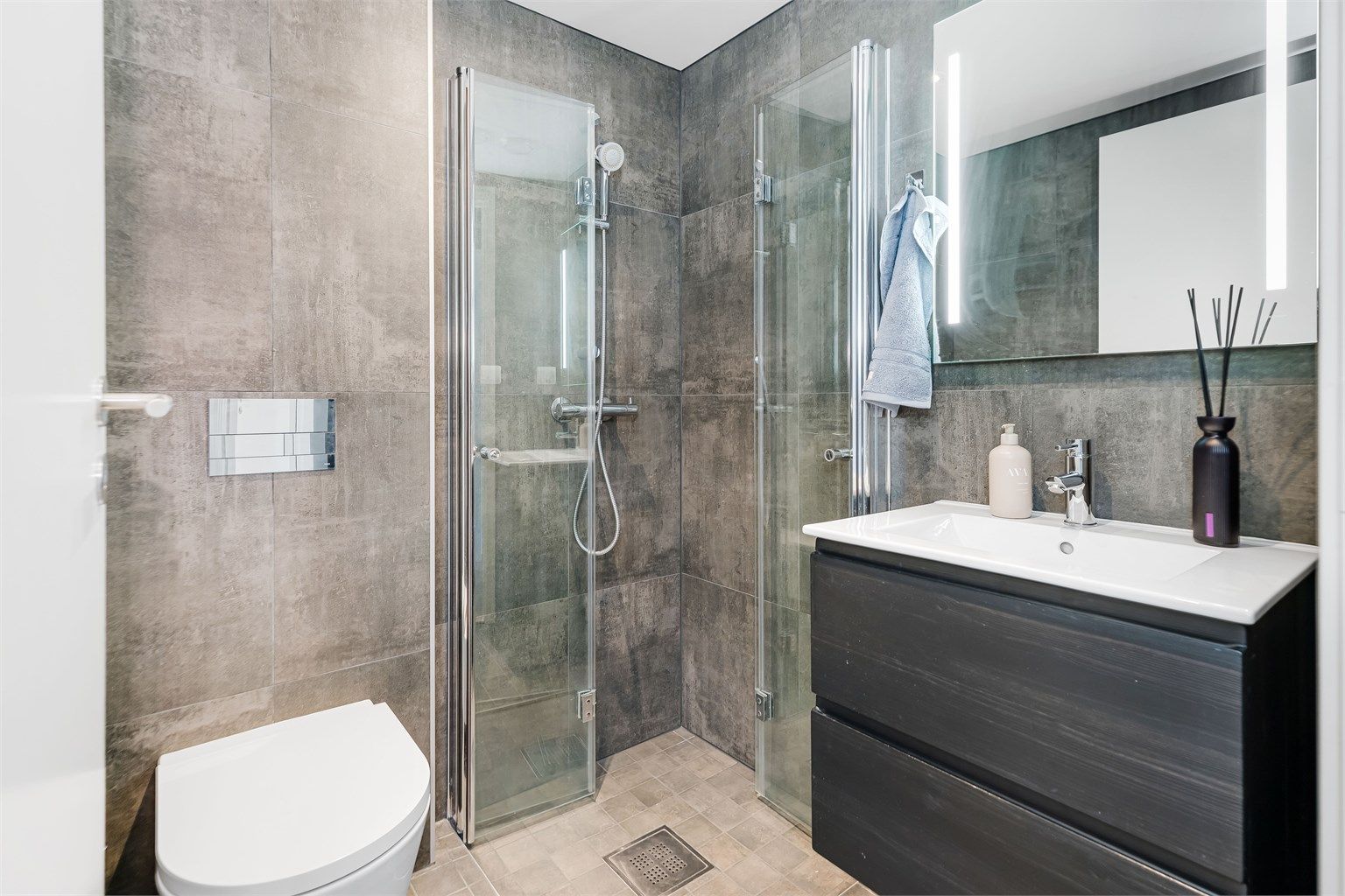 Badet i denne etasjen har like fliser og innredning som det andre badet og 